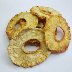 Ananas suszony na słońcu